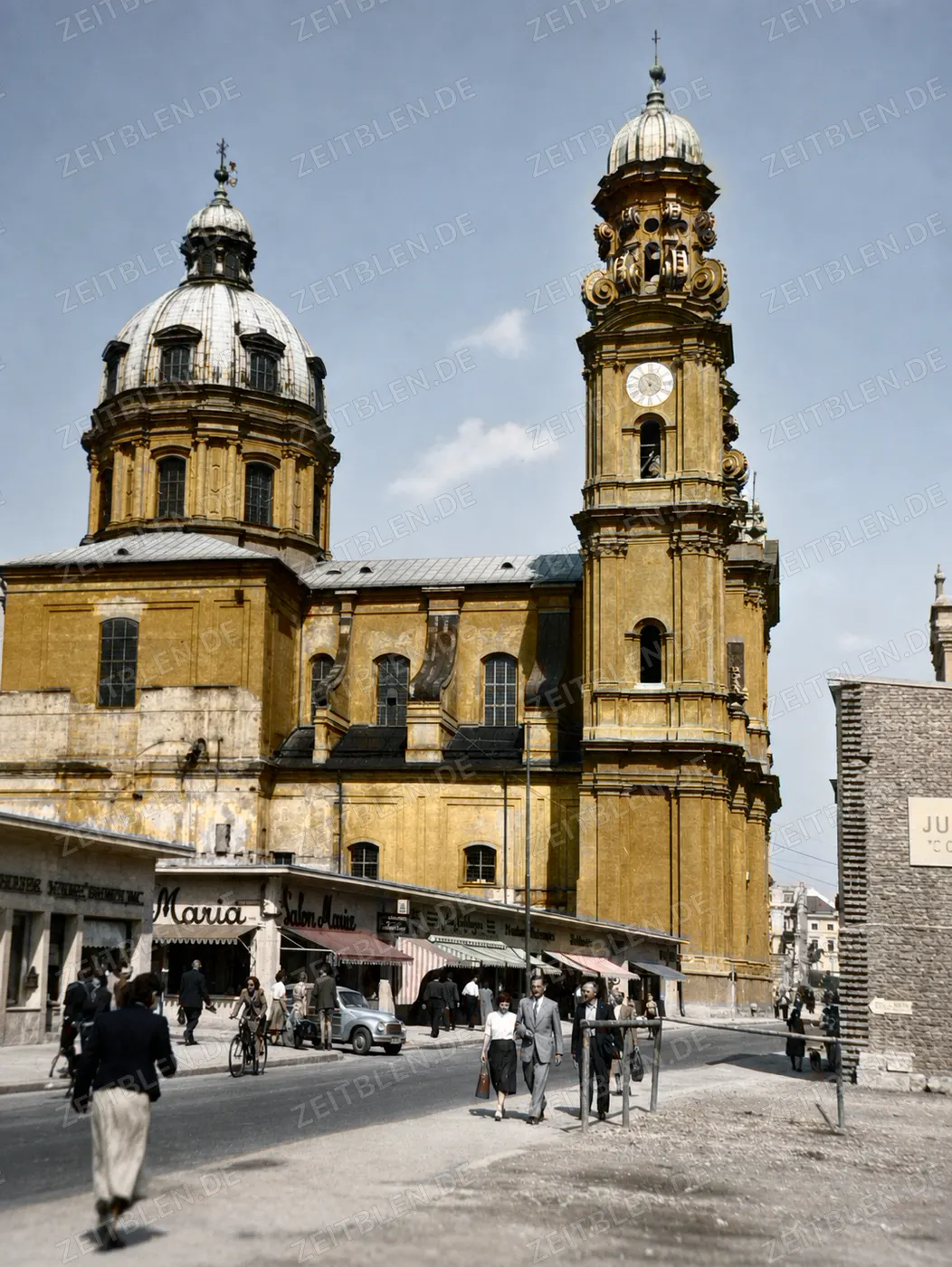 Theatinerkirche mit restaurierter Turmuhr am Odeonsplatz