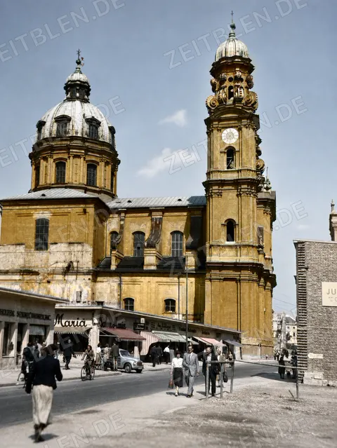 Theatinerkirche mit restaurierter Turmuhr am Odeonsplatz