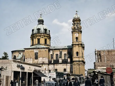 Theatinerkirche am Odeonsplatz mit sichtbarer Turmuhr
