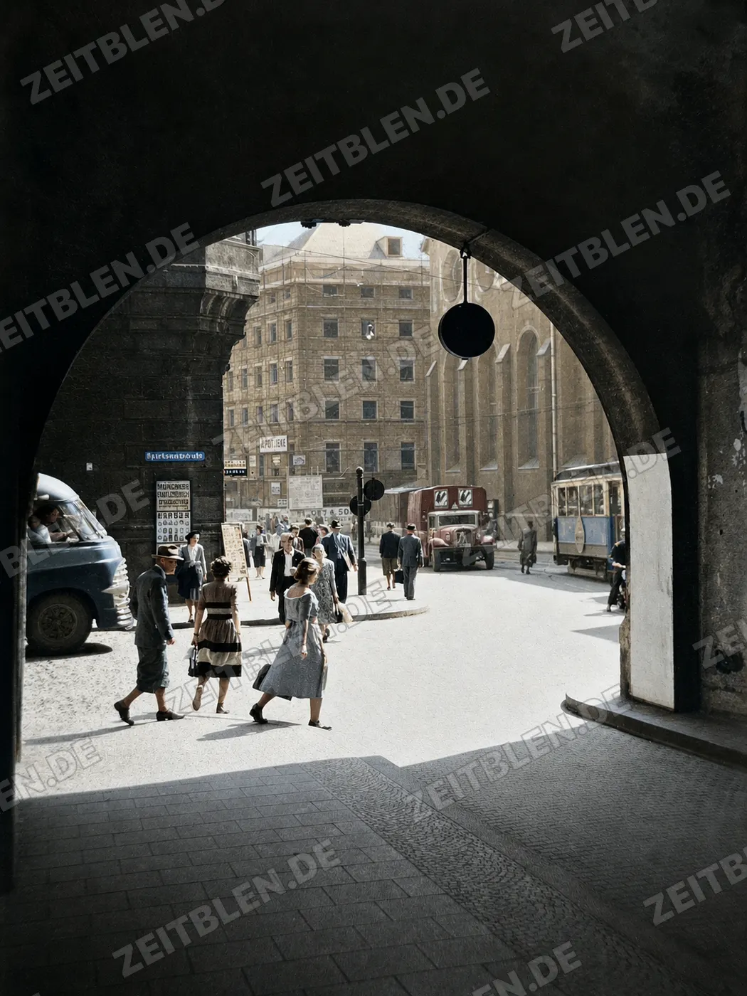 Blick durch das Alte Rathaus ins Tal