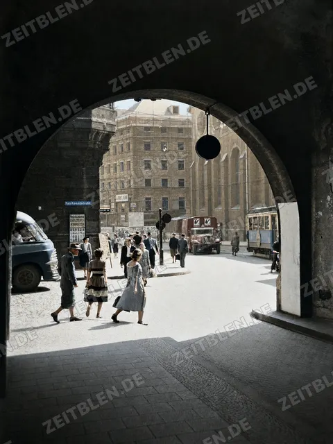 Blick durch das Alte Rathaus ins Tal
