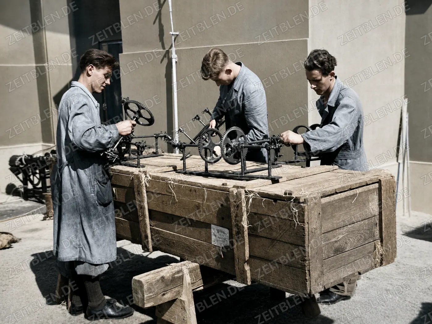 Arbeiter restaurieren Uhrwerk der Theatinerkirche