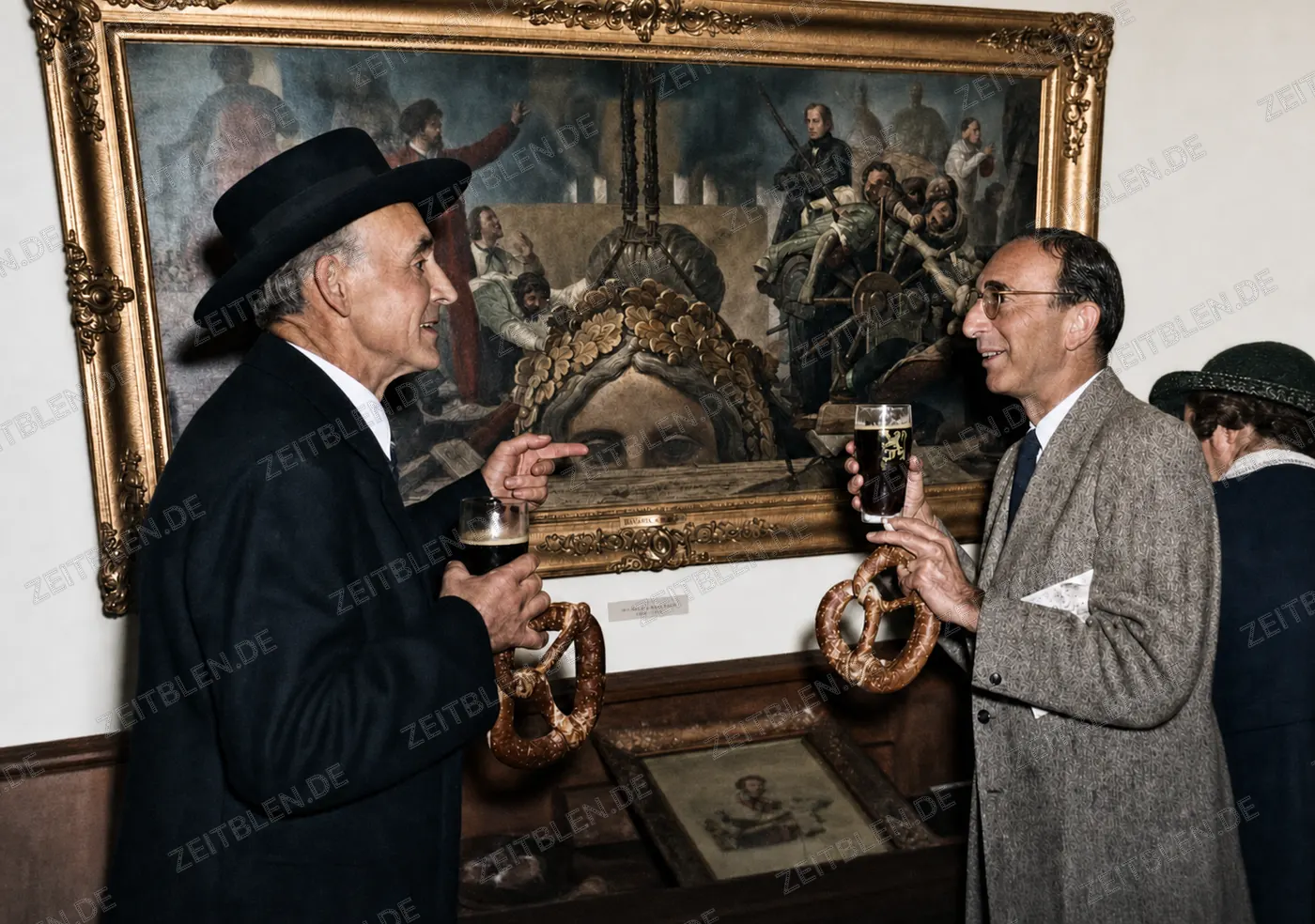 Besucher mit Bier vor Gemälde der Bavaria-Ausstellung
