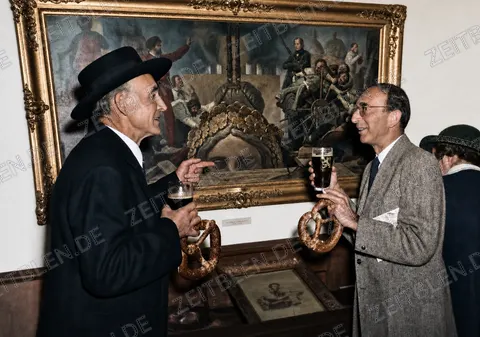 Besucher mit Bier vor Gemälde der Bavaria-Ausstellung