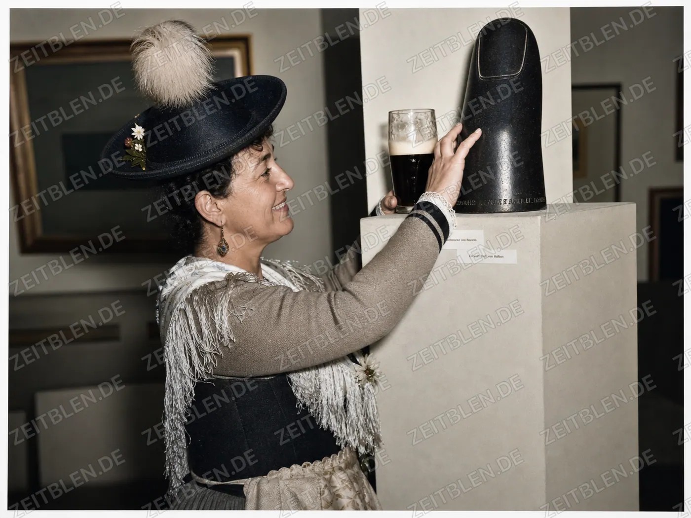 Trachtenbesucherin am Exponat der Bavaria-Ausstellung