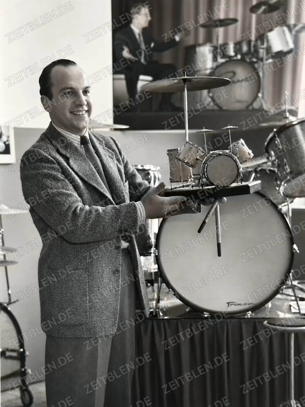 Trommelvorführung in der Mittenwalder Musikinstrumentenausstellung