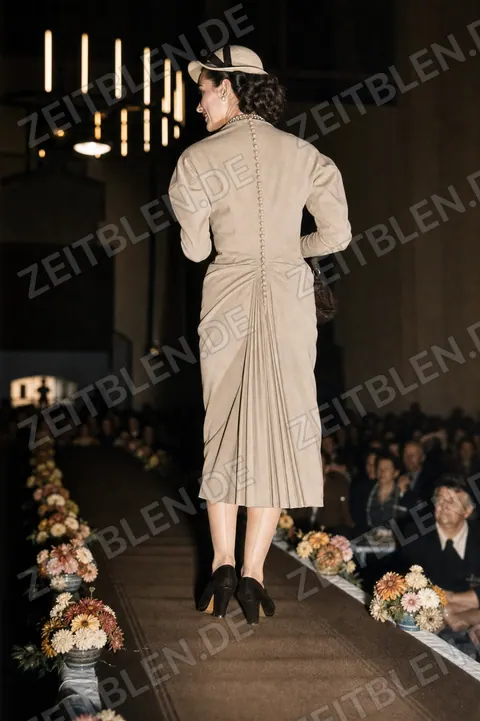 Rückansicht eines Damenmodells beim Münchner Modedienst