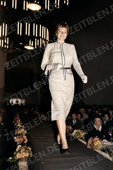 Damenkostüm mit Handtasche beim Münchner Modedienst
