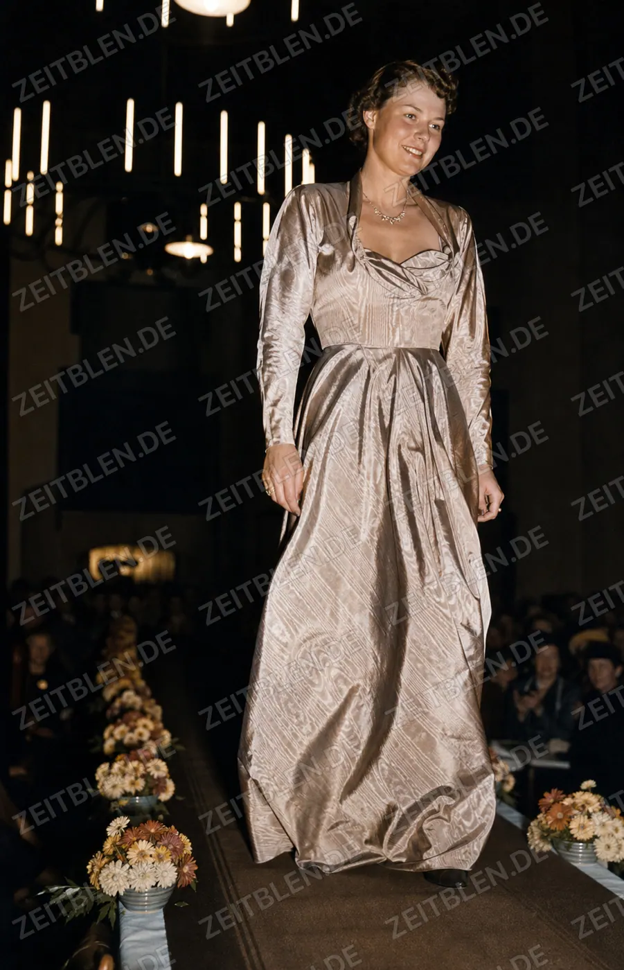 Abendkleid auf dem Laufsteg des Münchner Modedienstes