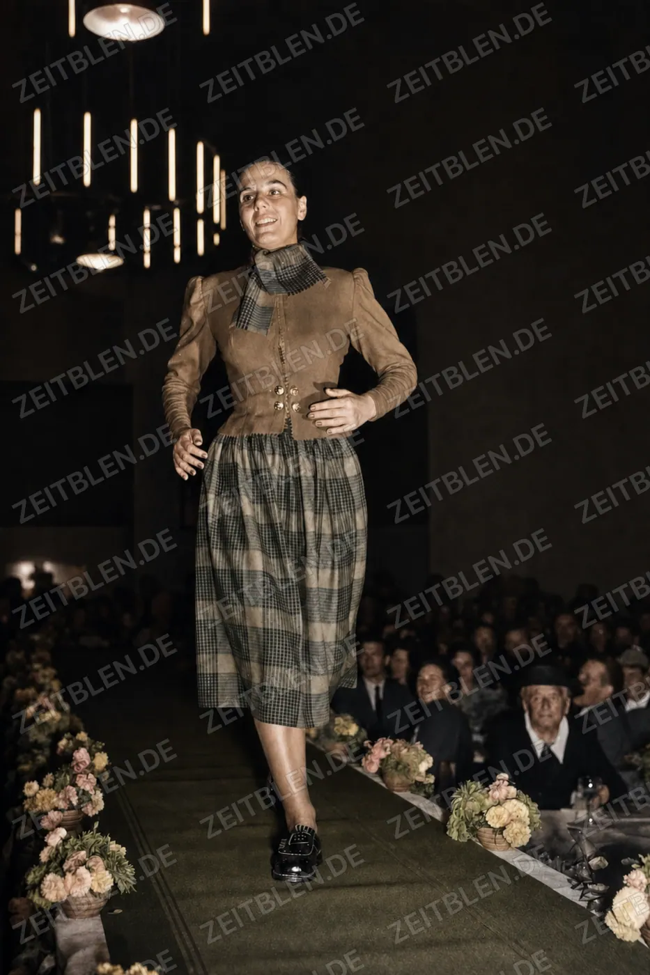 Kariertes Damenensemble auf dem Laufsteg des Münchner Modedienstes
