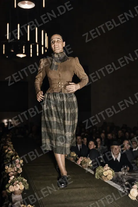 Kariertes Damenensemble auf dem Laufsteg des Münchner Modedienstes