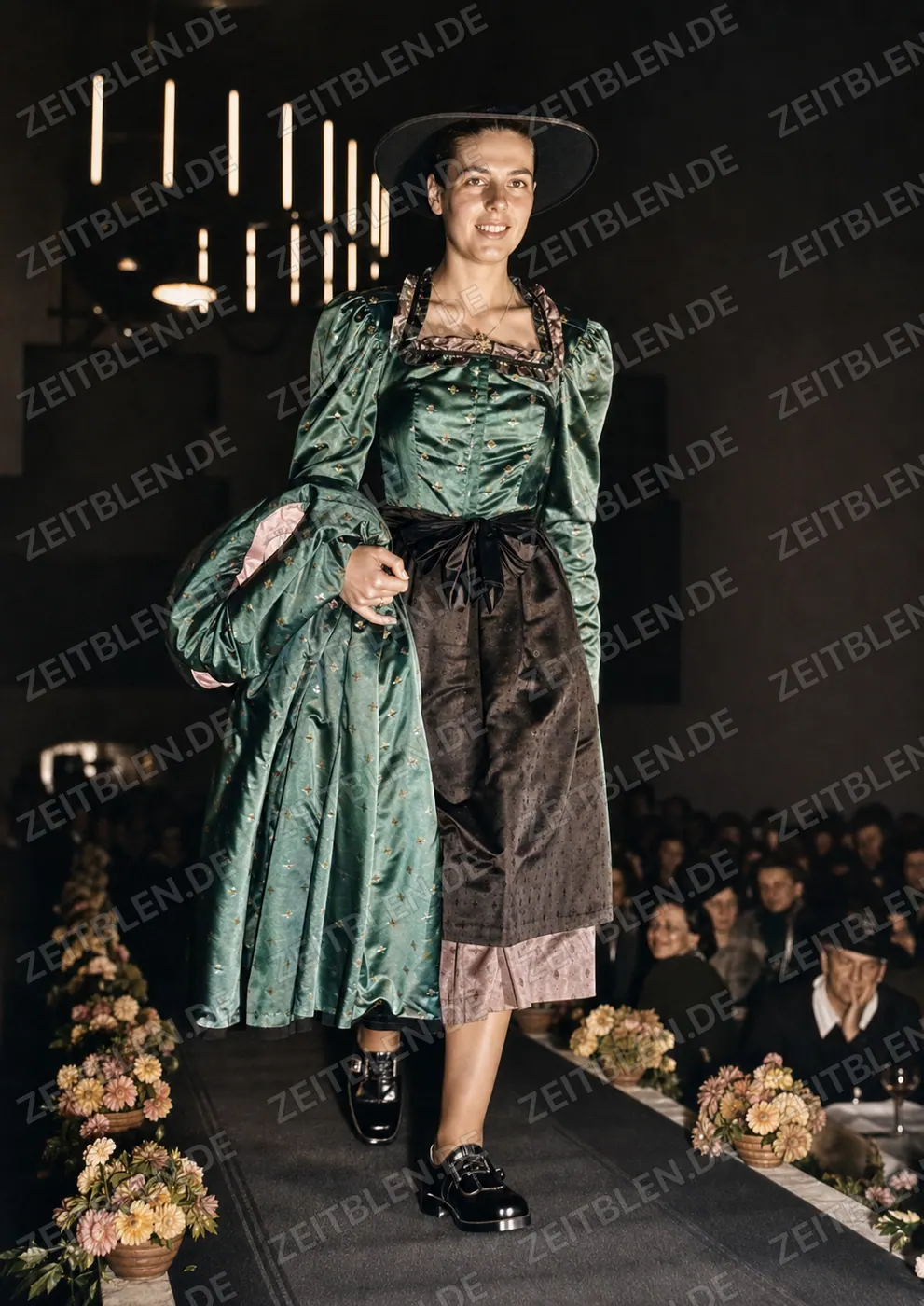 Festliche Trachtenmode auf dem Laufsteg des Münchner Modedienstes