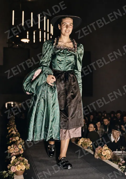 Festliche Trachtenmode auf dem Laufsteg des Münchner Modedienstes