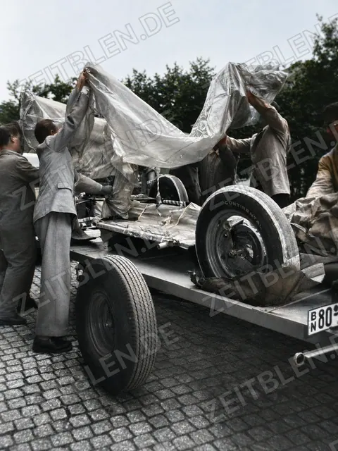 Auspacken des Volkswagen-Fahrgestells am Deutschen Museum