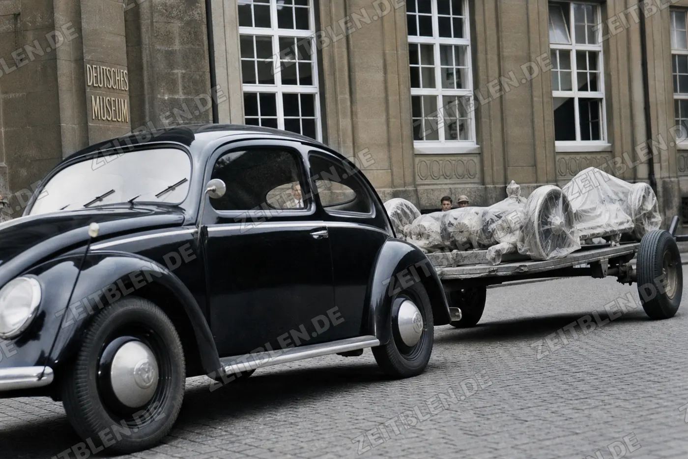 VW Käfer mit Anhänger und Museums-Fahrgestell
