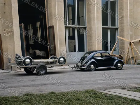 VW Käfer mit offenem Fahrgestell auf Anhänger