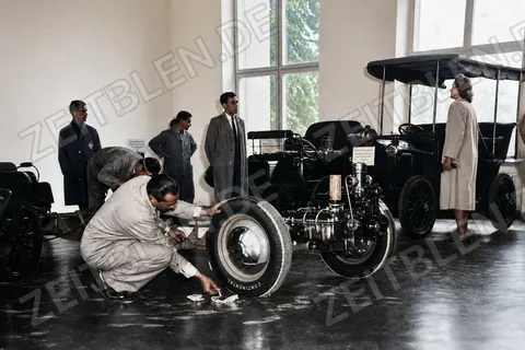 Aufstellung des Volkswagen-Fahrgestells im Deutschen Museum