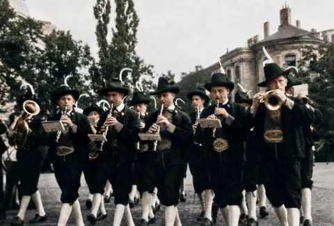 Musikkapelle im Trachtenzug des Oktoberfests 1949