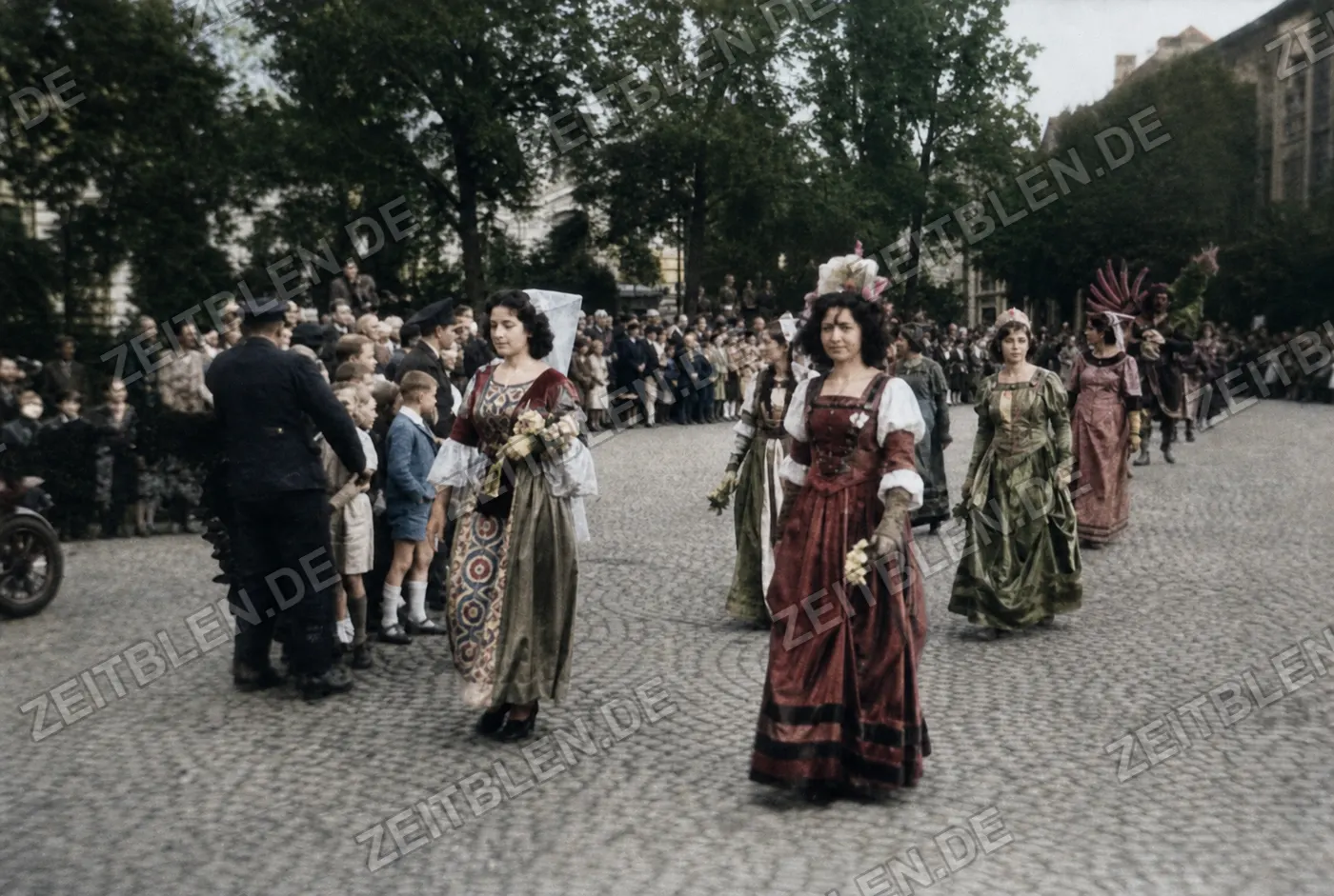 Frauen in Festtracht beim Oktoberfest-Trachtenzug 1949