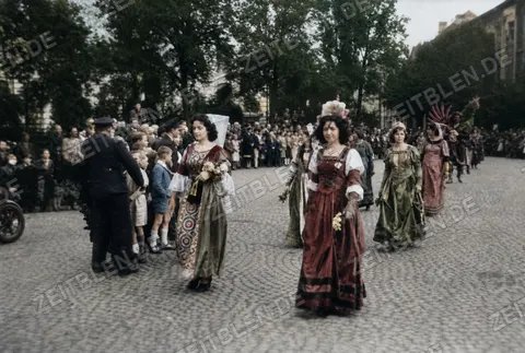 Frauen in Festtracht beim Oktoberfest-Trachtenzug 1949