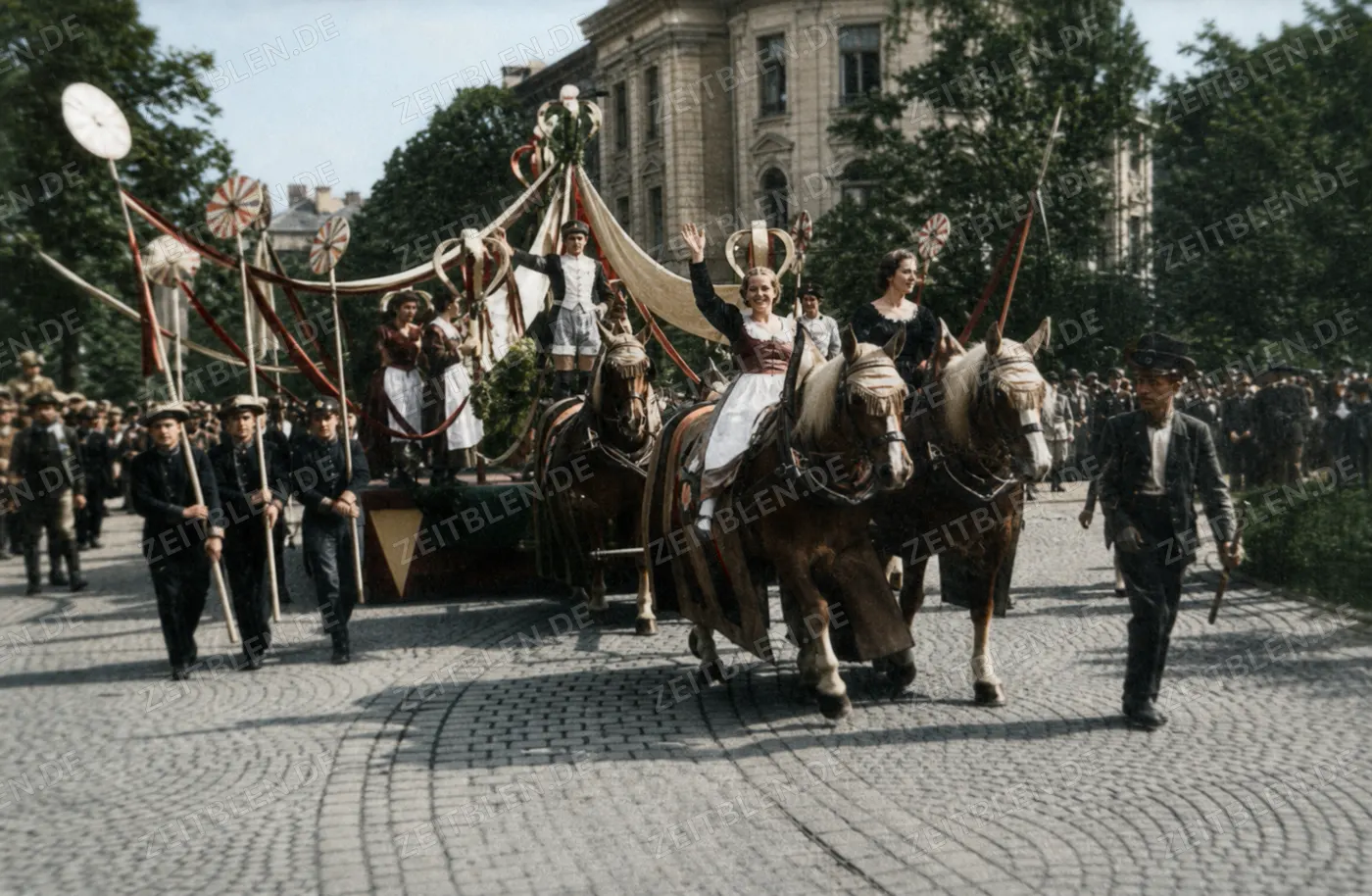 Geschmücktes Pferdegespann beim Trachtenzug 1949