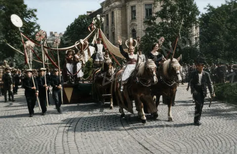 Geschmücktes Pferdegespann beim Trachtenzug 1949