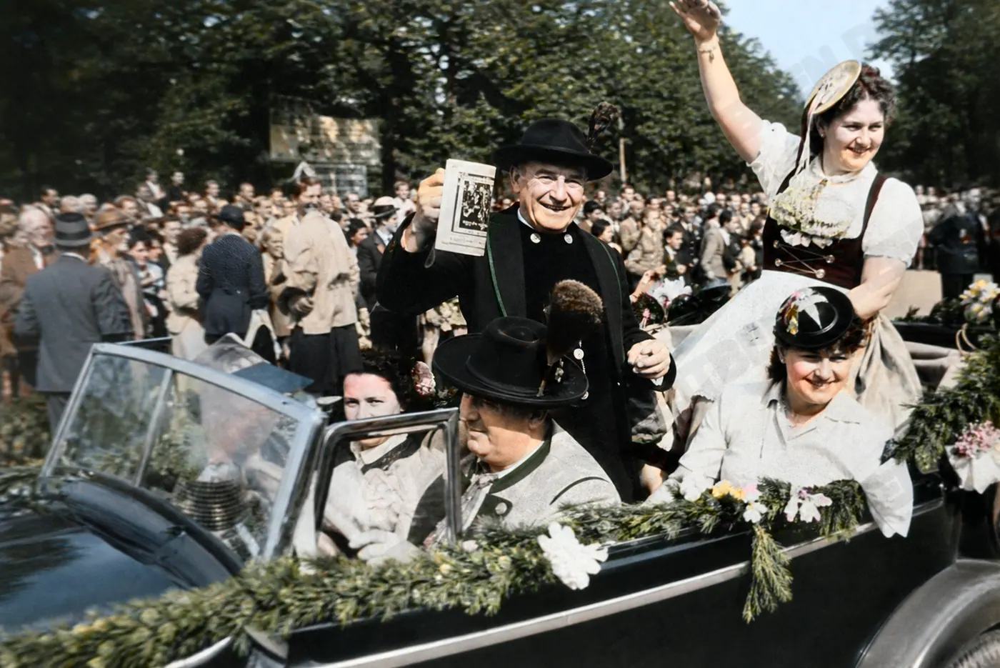 Offenes Automobil mit Trachtengruppe beim Oktoberfestzug 1949