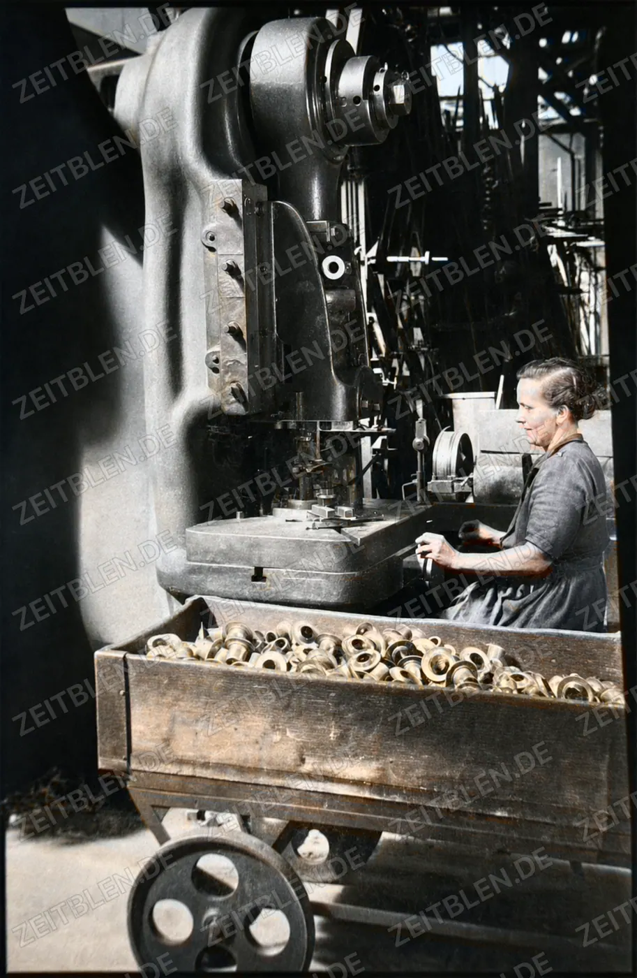 Arbeiter an Presse im Kupfer- und Messingpresswerk Moosach