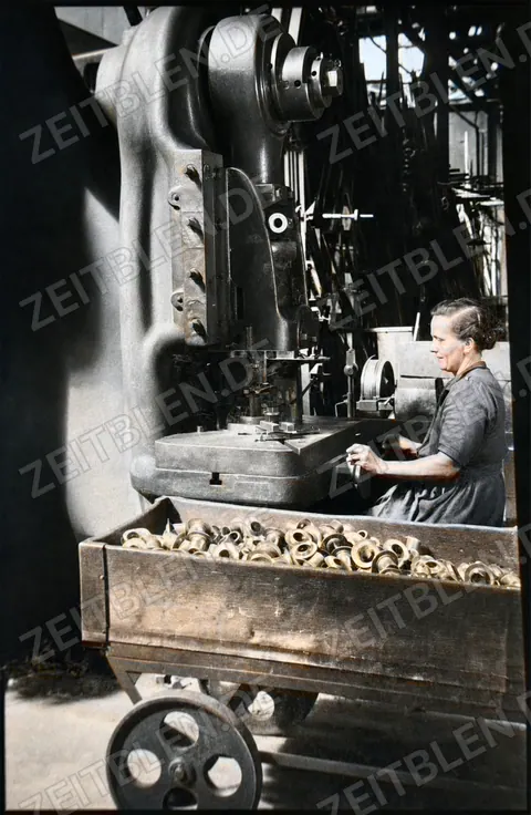 Arbeiter an Presse im Kupfer- und Messingpresswerk Moosach
