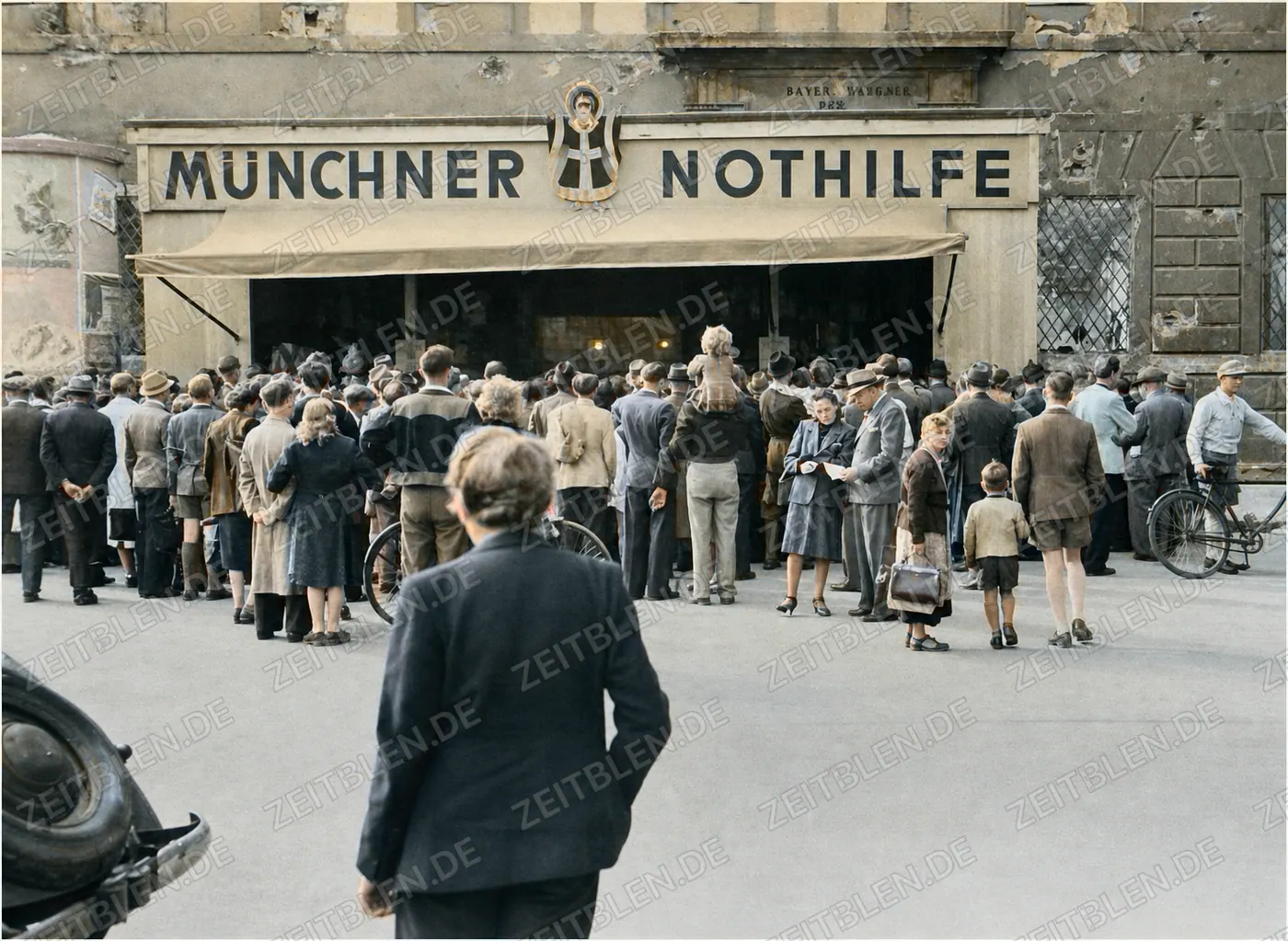 Menschenmenge vor der Münchner Nothilfe