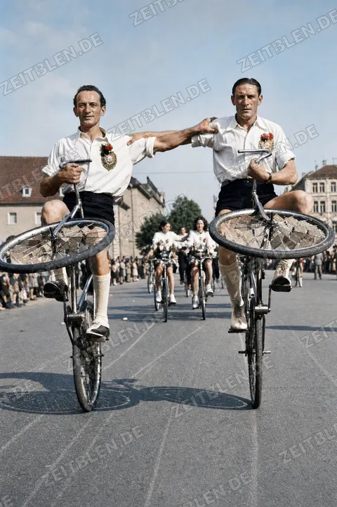 Historische Radfahrer beim Münchner Blumenkorso