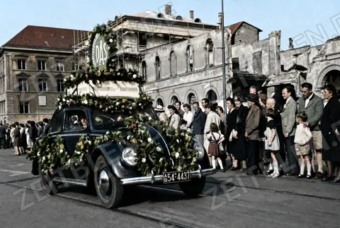D.A.S.-Volkswagen im Münchner Blumenkorso