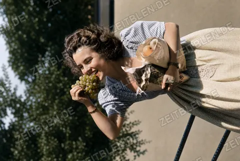 Magda Schneider mit Weintrauben