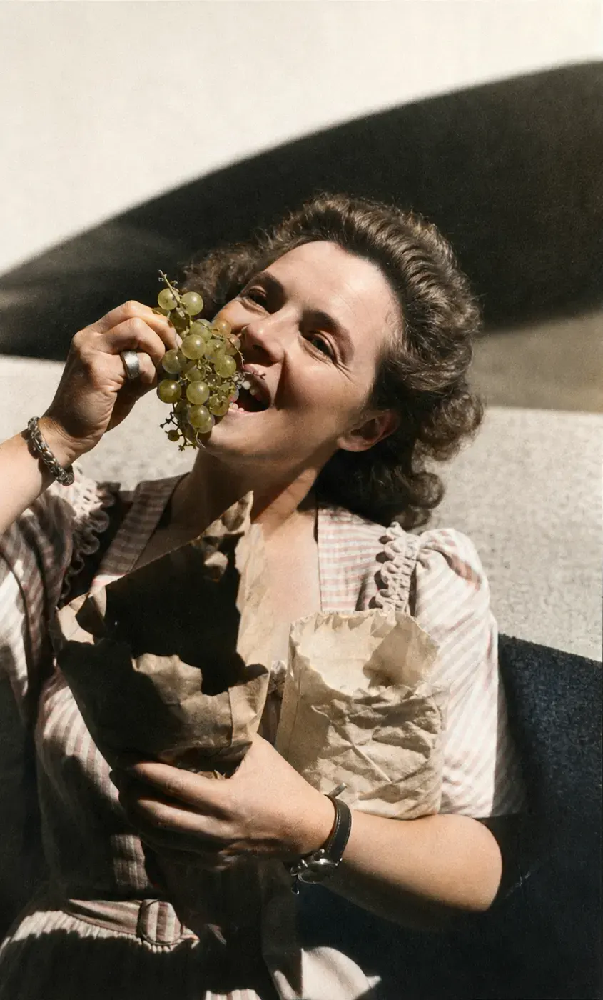 Magda Schneider beim Traubenessen in München