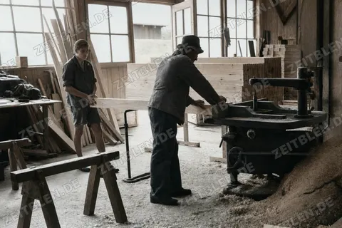 Arbeit an der Holzbearbeitungsmaschine im Sägewerk Hatz