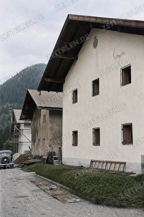 Gebäude am Obersalzberg mit Blick in die Alpen