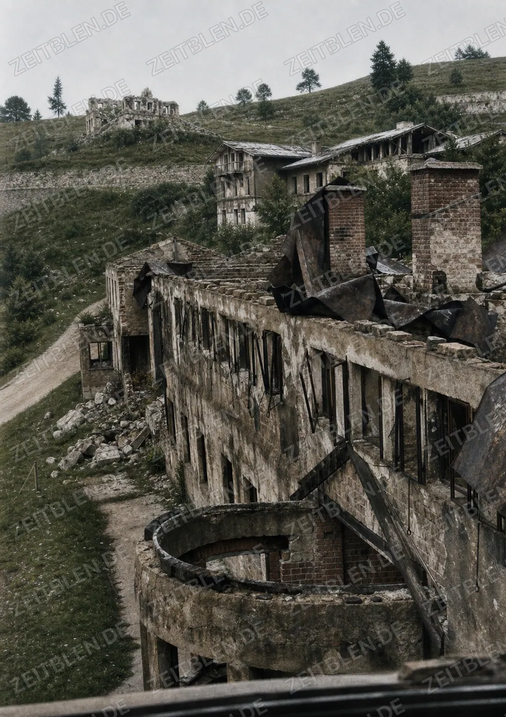 Beschädigte Fassade der Berghof-Ruinen