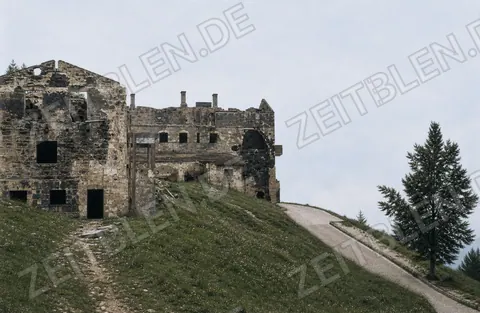 Zerstörte Gebäudefront des Berghofs mit Hangstraße am Obersalzberg