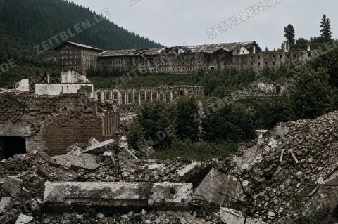 Trümmer vor einem Ruinenkomplex am Obersalzberg