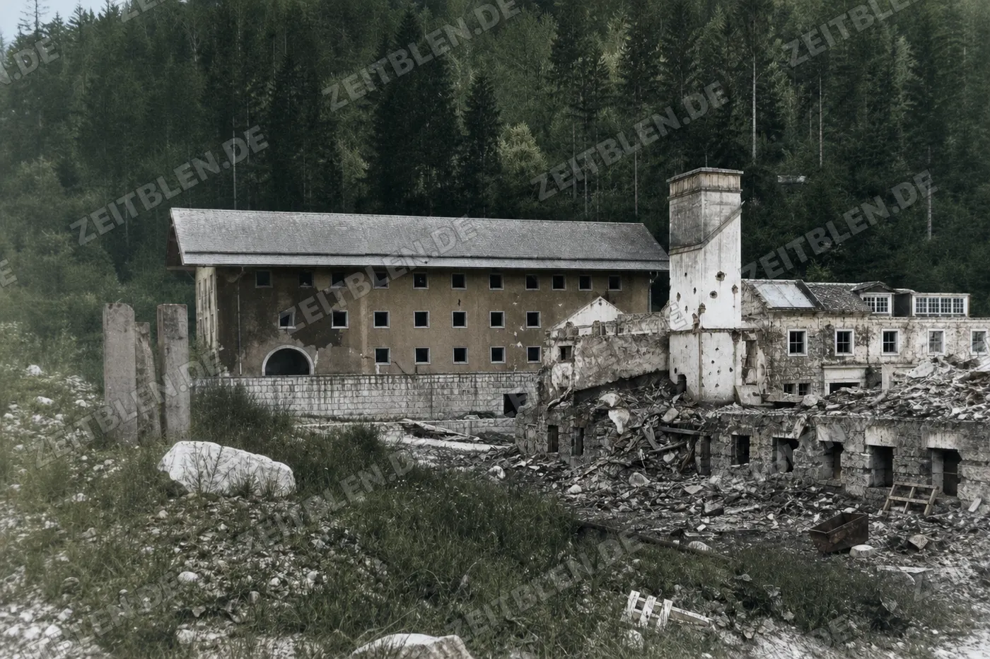 Gebäudekomplex mit Turm zwischen Ruinen am Obersalzberg