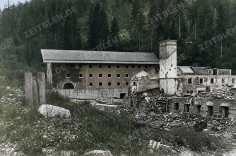 Gebäudekomplex mit Turm zwischen Ruinen am Obersalzberg