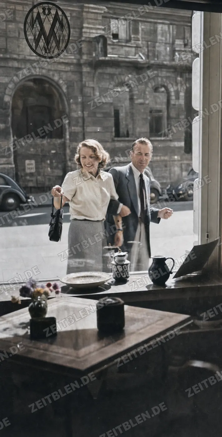 Ein Paar vor einer Münchner Ladenfront 1949