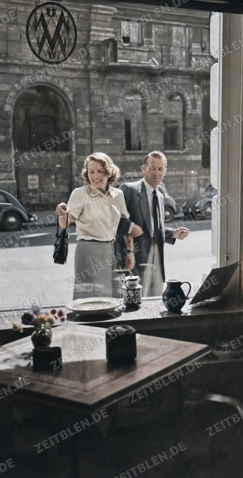 Ein Paar vor einer Münchner Ladenfront 1949