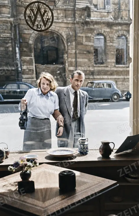Schaufensterblick auf zwei Frauen in München 1949