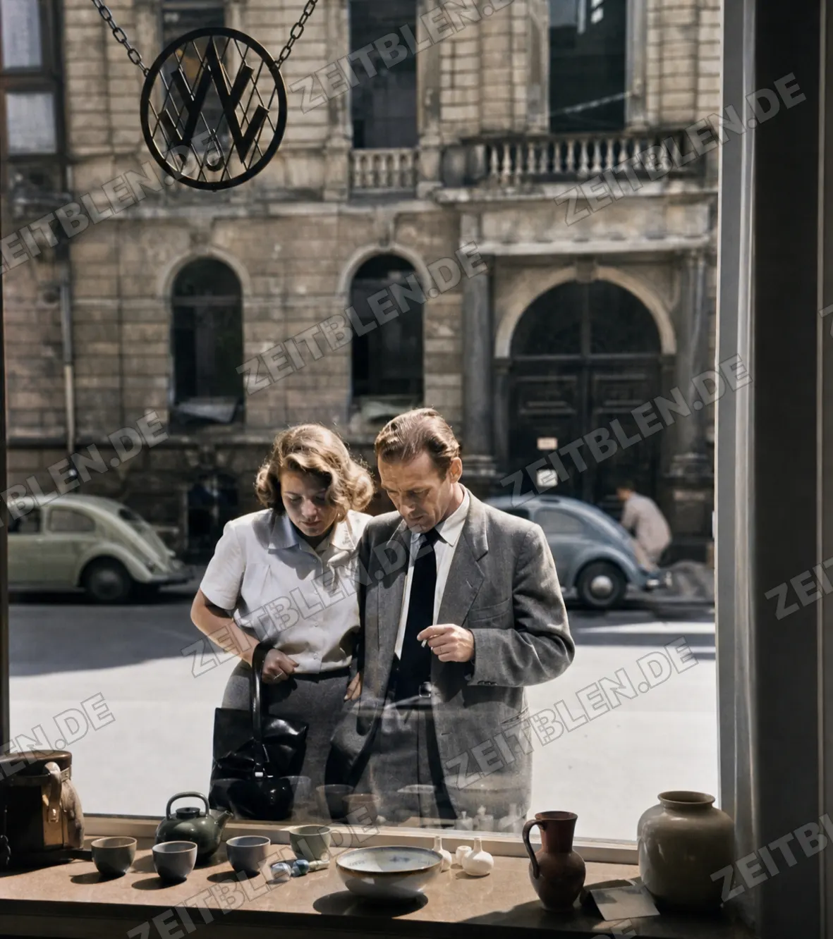 Paar vor einer Münchner Geschäftsfront 1949