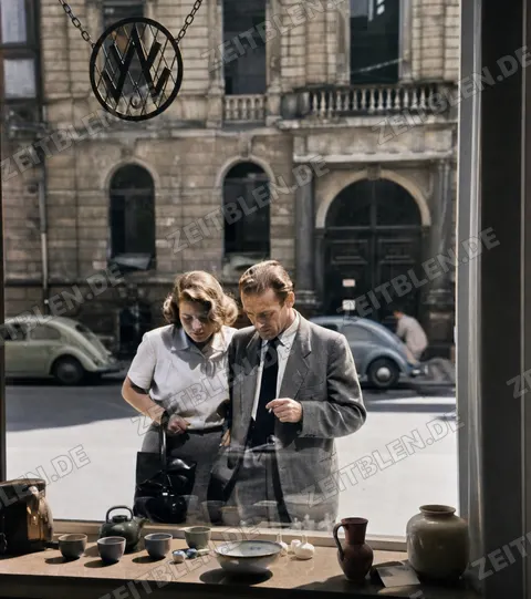 Paar vor einer Münchner Geschäftsfront 1949