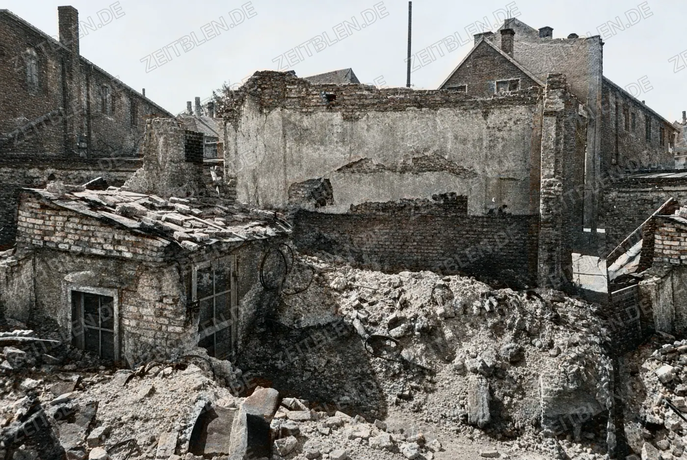 Ruinenhof mit Brandmauer in München, 27. Juni 1949