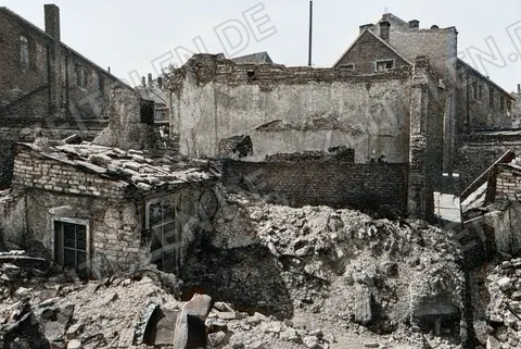 Ruinenhof mit Brandmauer in München, 27. Juni 1949