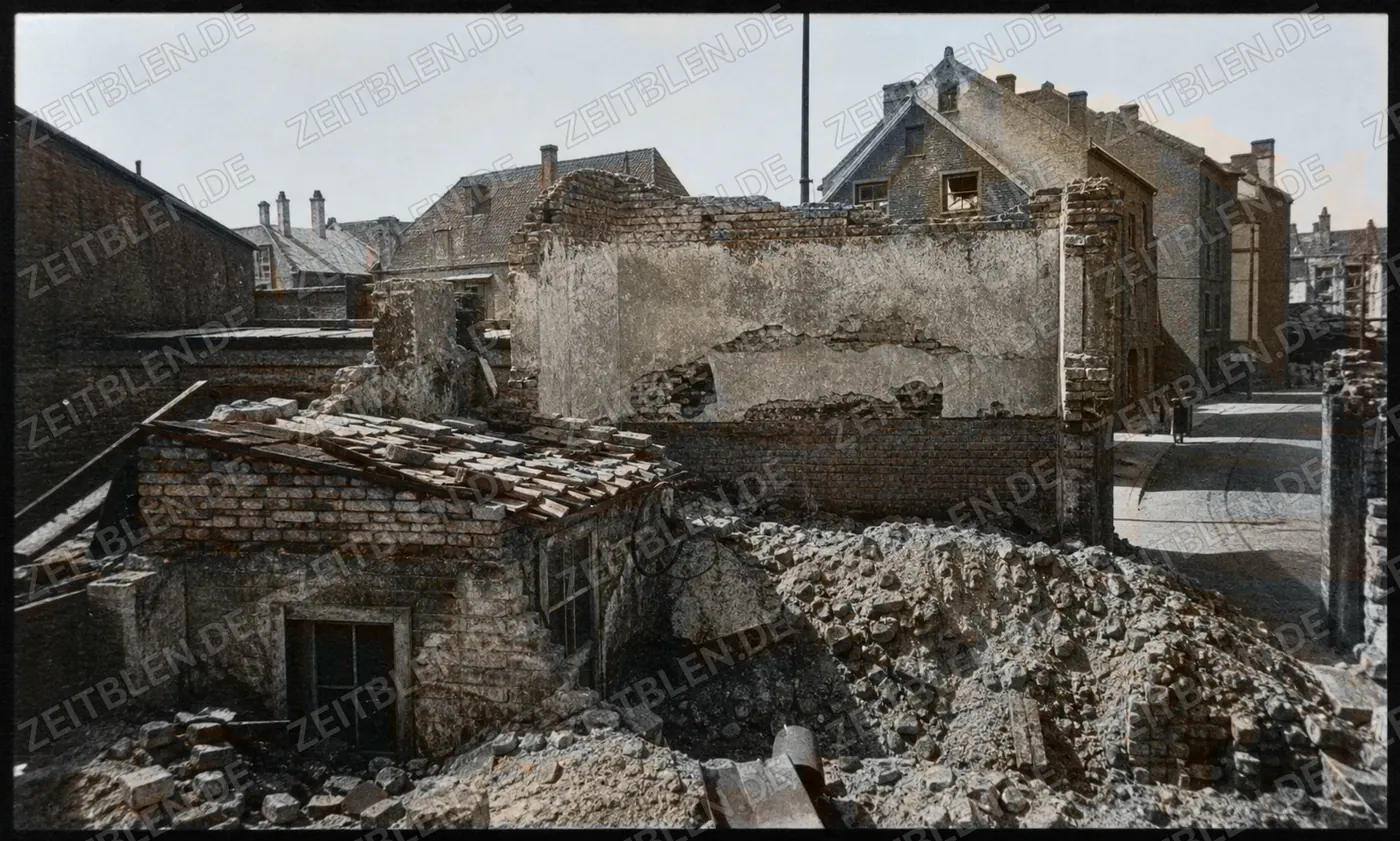 Mauerreste und Schuttflächen in München, 27. Juni 1949