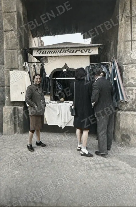 Münchner Straßenszene vor einem kleinen Laden, 1949
